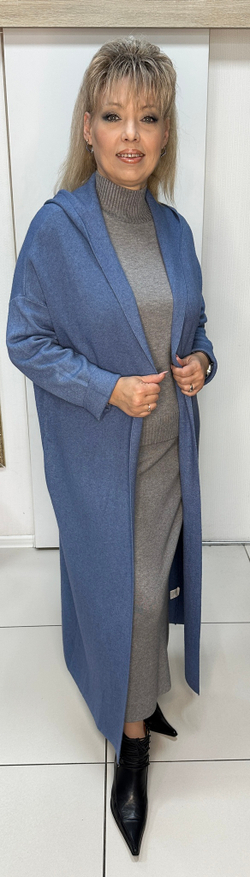 Длинный трикотажный плащ с капюшоном