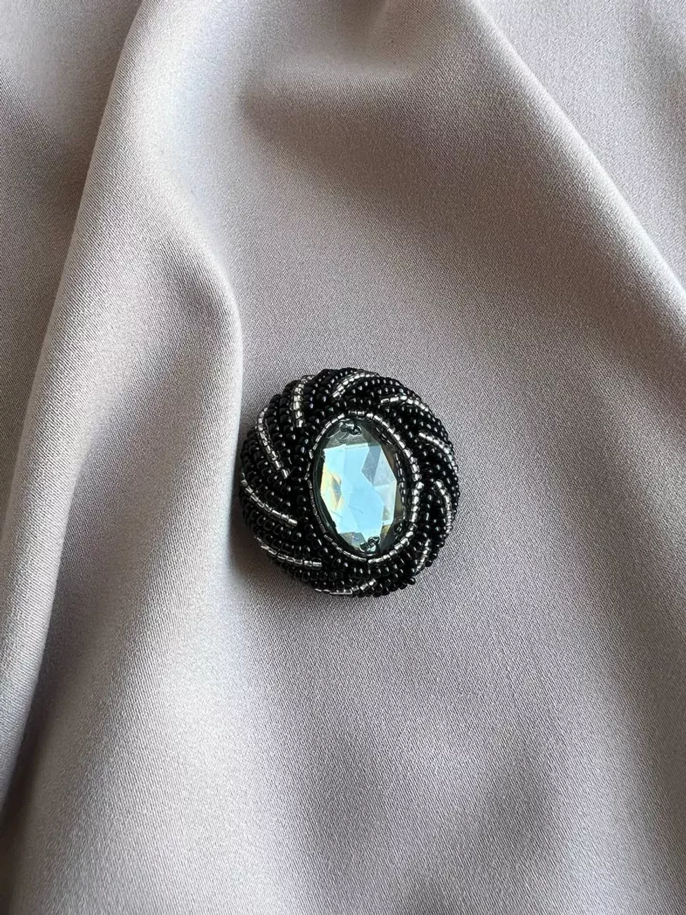 Большая декоративная пуговица-брошь с биссером и стразами