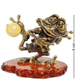 Народные промыслы AM-2200 Фигурка «Лягушка-футболист» (латунь, янтарь)