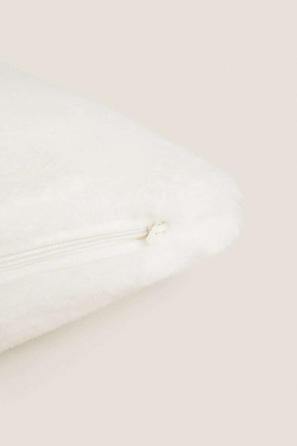 ZARA HOME ЧЕХОЛ НА ПОДУШКУ ИЗ ИСКУССТВЕННОГО МЕХА, БЕЛЫЙ