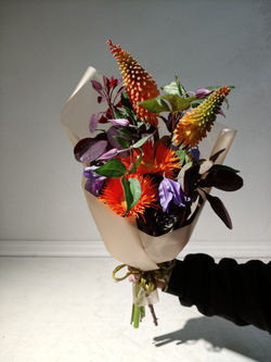 Летний солнечный букет с танацетумом и ароматными пионами Сара Бернард (С0034)