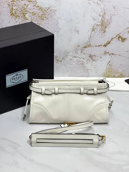 Маленькая кожаная сумка Prada через плечо, белый