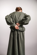 Платье с V-вырезом, поясом-баской и длинным рукавом из крапивы цвета хвои