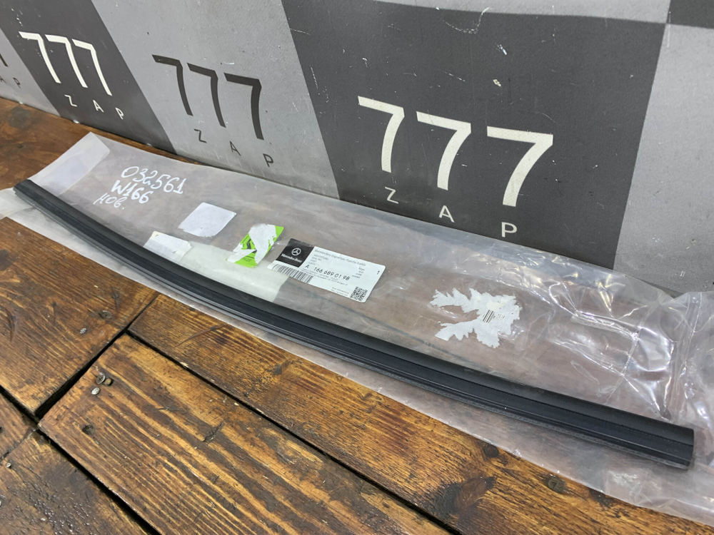 Уплотнитель радиатора нижний GL GLS (X166) Новый Оригинал A1666890198