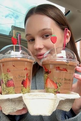 Стаканчик с дубайской клубникой