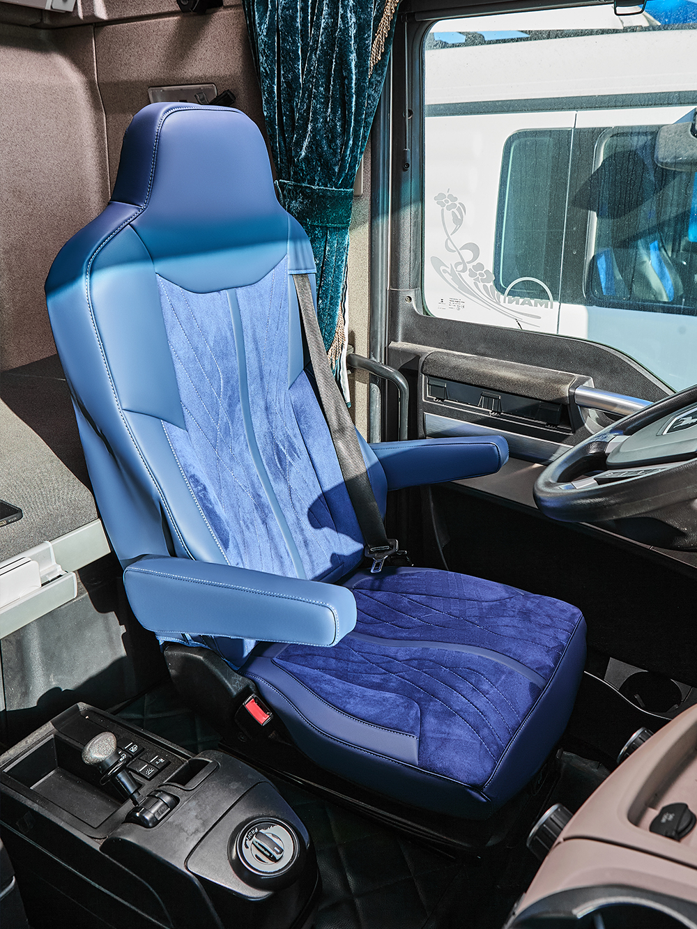 Чехлы Люкс MAN TGX до 2021 года (экокожа, синий, синяя вставка)