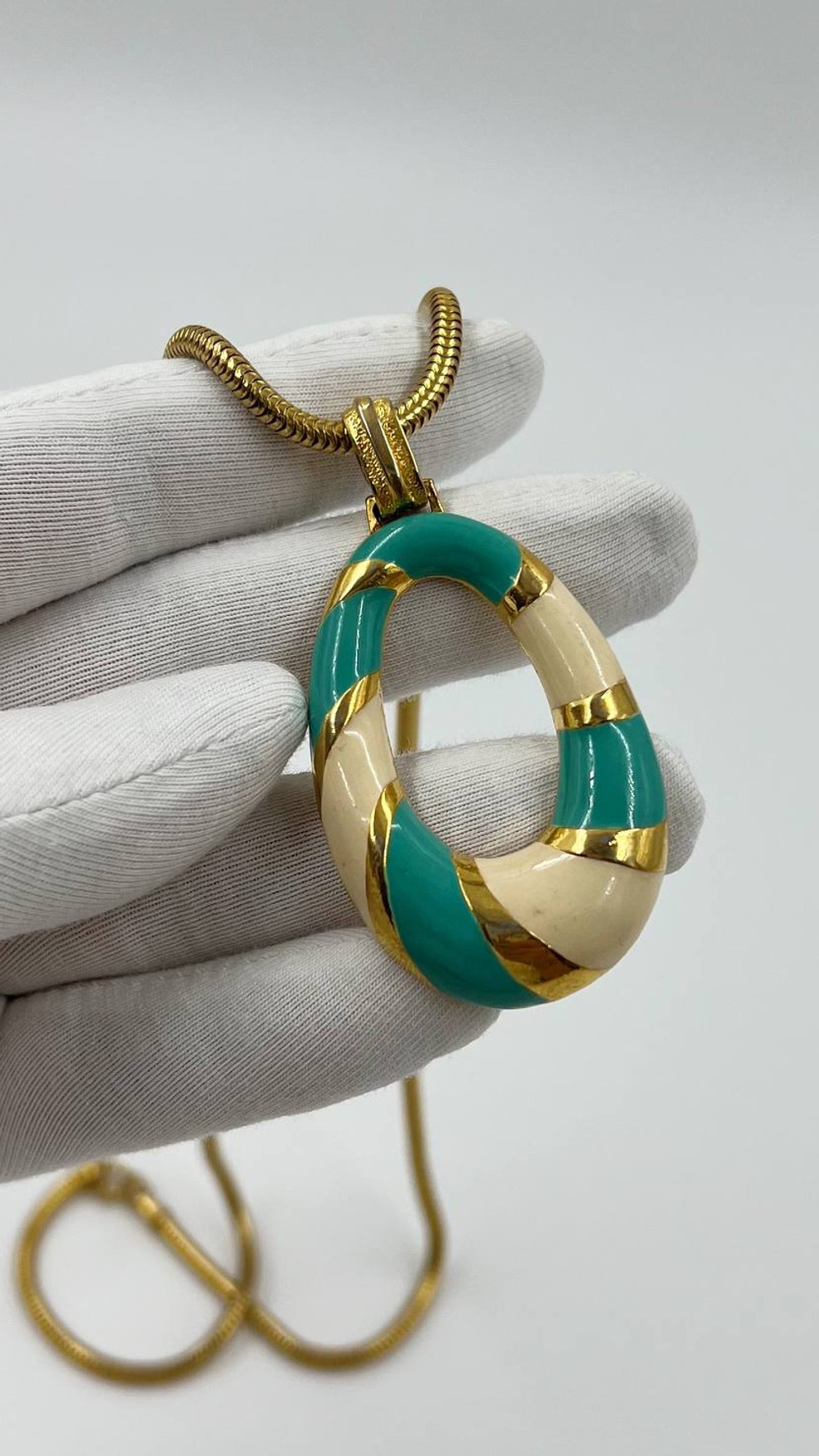 Кулон с эмалью