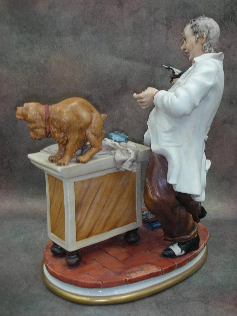 Статуэтка. Фарфор. Ветеринар. Capodimonte. Италия