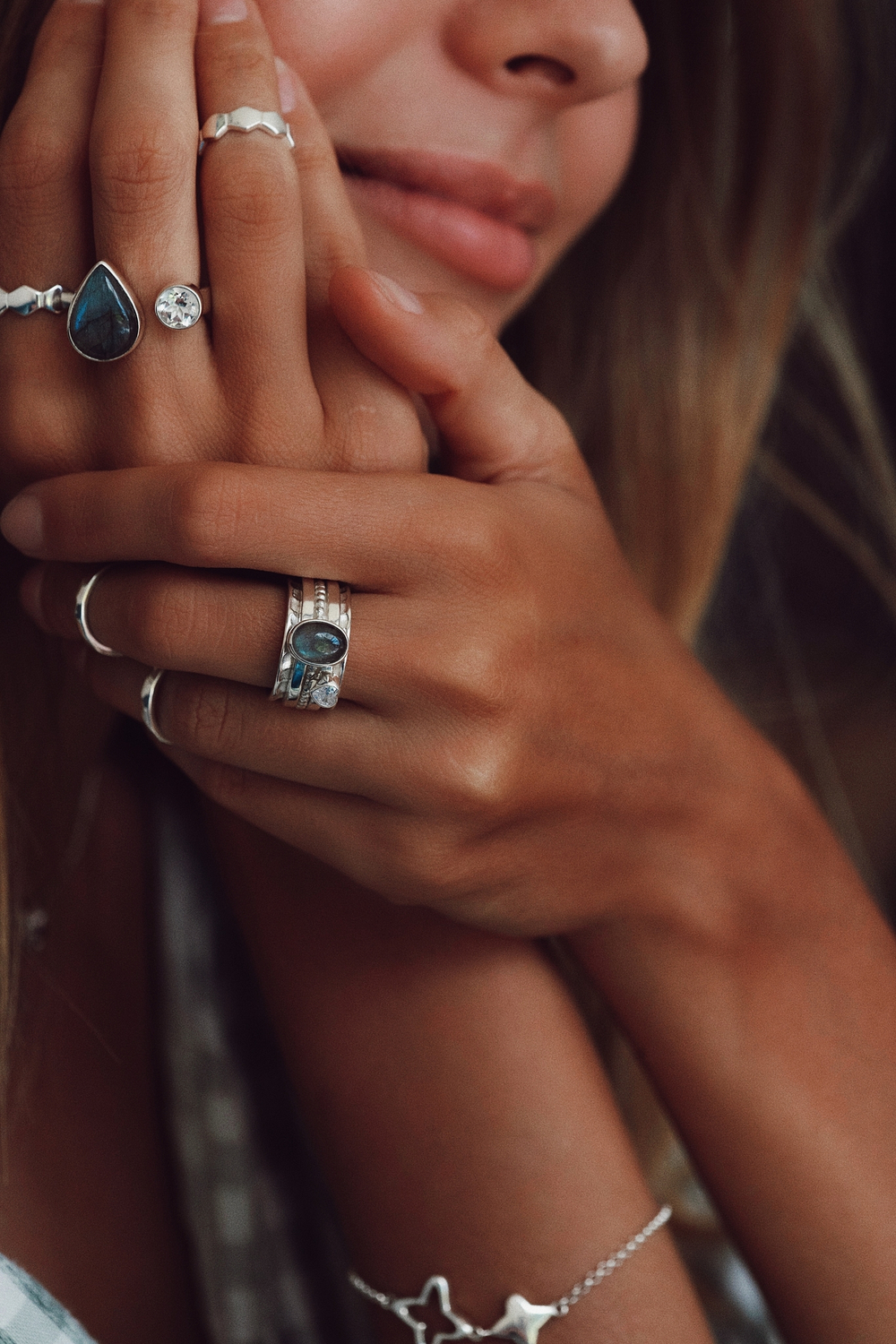 Кольцо «Мозаик» с овальным лабрадоритом и сердечком белый циркон