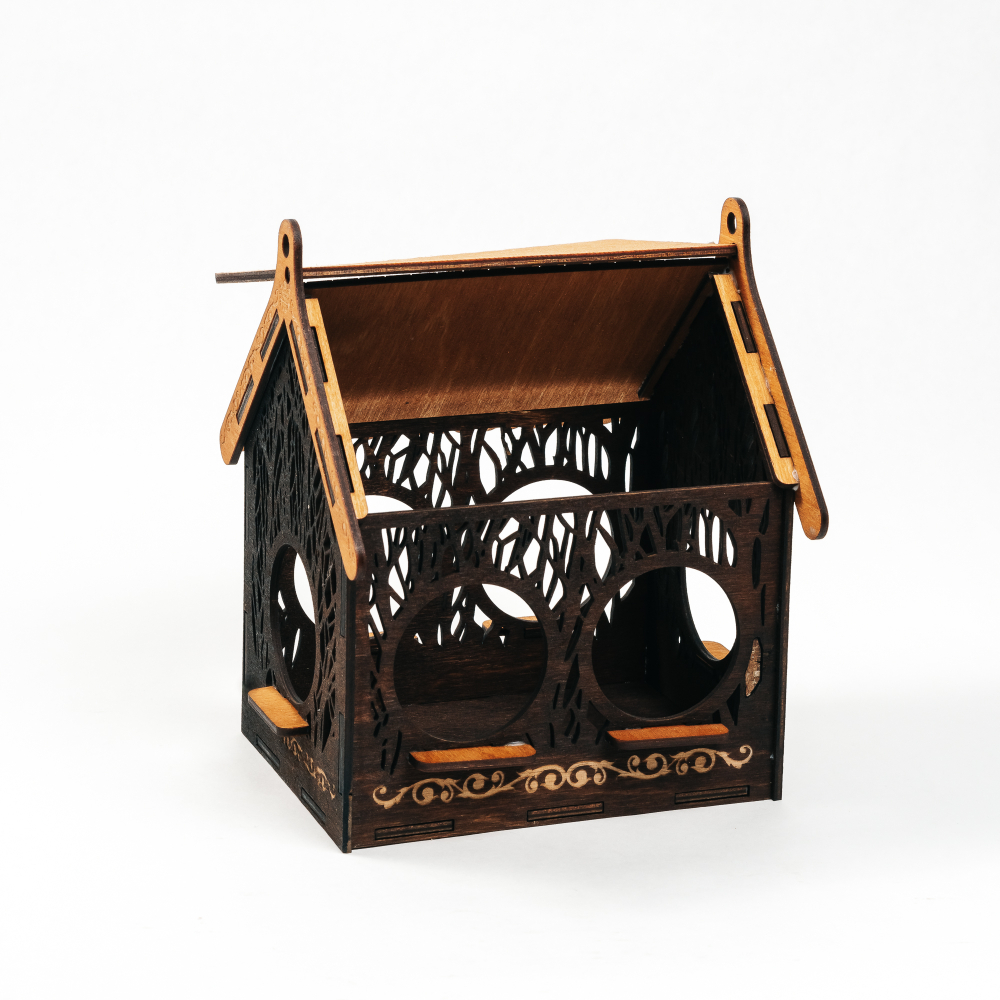 Резная кормушка-домик из кедра для птиц из дерева. F3