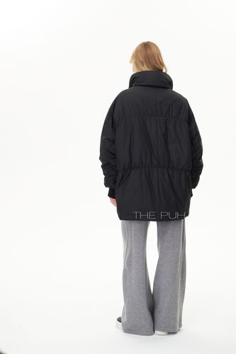 Черный пуховик с воротом-стойкой и скрытым капюшоном