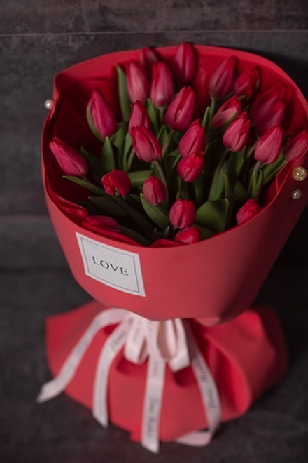Красные тюльпаны в авторском оформлении Флора Маркет