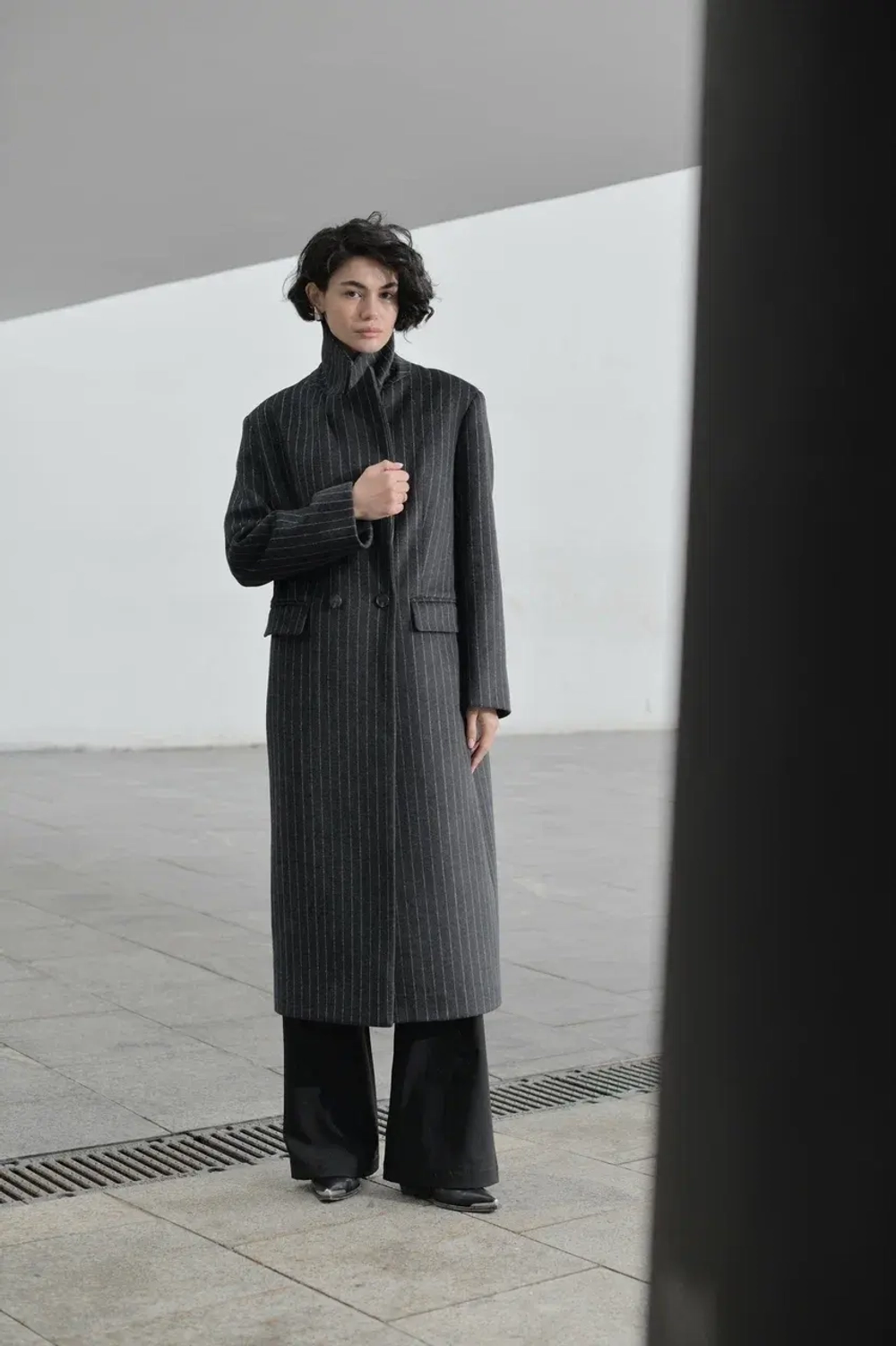 Пальто удлиненное женское темно-серое