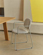 Стул Meli из бежевого шенилла с бежевой металлической структурой