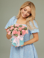 Композиция в коробке из свежих живых цветов Ароматный диантус, купить с доставкой