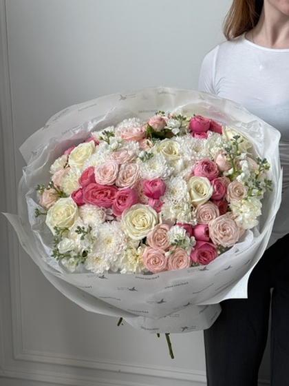 Гранд букет из кустовых пионовидных роз, маттиолы, ранункулюсов, нарциссов и диантусов