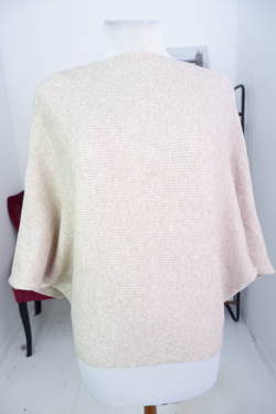 Джемпер свободного кроя с рукавом летучая мышь и красивой фактурой 48-50 размер