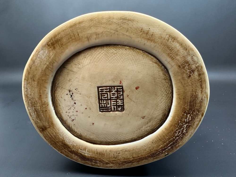 Большая изысканная резная ваза из кости