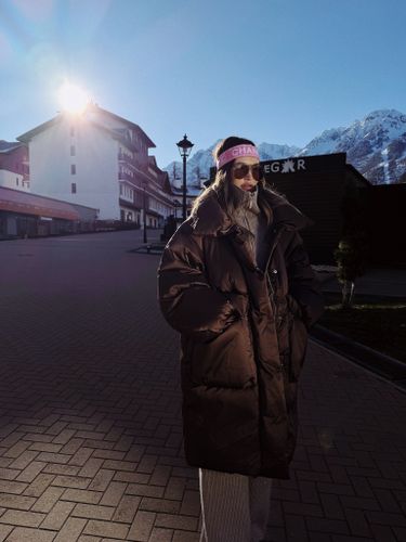 Длинный сатиновый пуховик шоколадного цвета