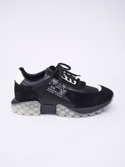 Кроссовки в черном цвете