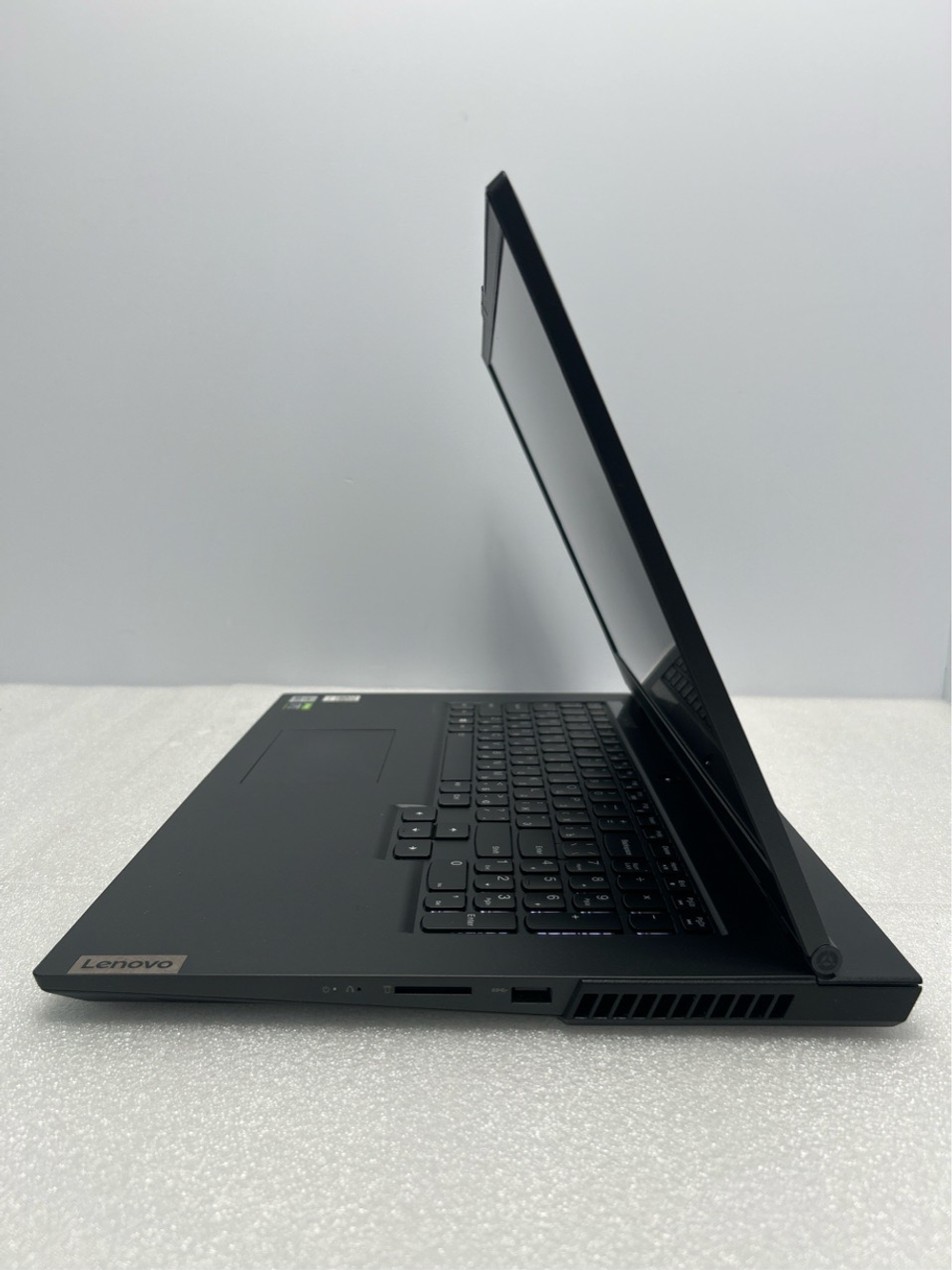 Ноутбук Lenovo Legion 5-17IMH05H (81Y800A6RK) 17,3"/Intel Core i7 10750H/RAM 16GB/SSD 512GB/GeForce RTX 2060/1920x1080/IPS 144Hz/DOS/Подсветка кл-ры LED/Черный. Состояние: Уценка/царапины на матрице, С1