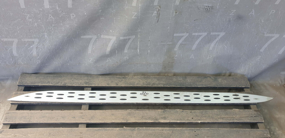 Накладка подножки Mercedes GL (X166)  Б/у Оригинал A1666980748