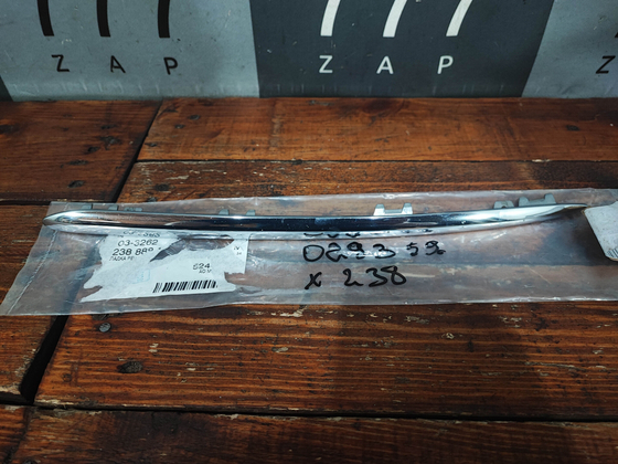 Накладка решетки радиатора Mercedes E W213 20- БУ Оригинал A2388881800