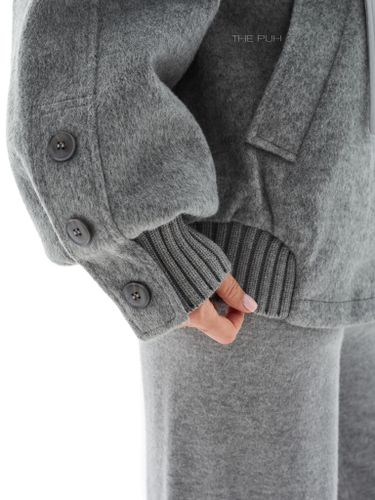 Серая куртка с вязаными вставками