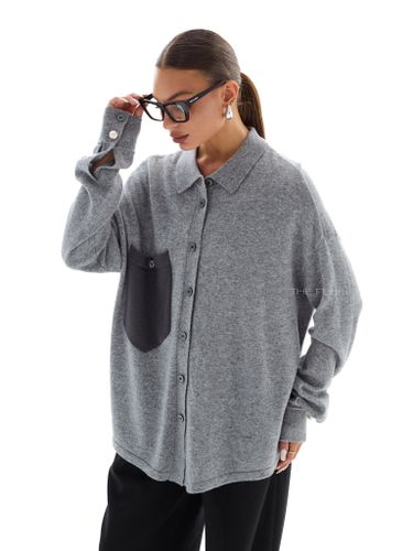 Серая кашемировая рубашка с контрастным карманом