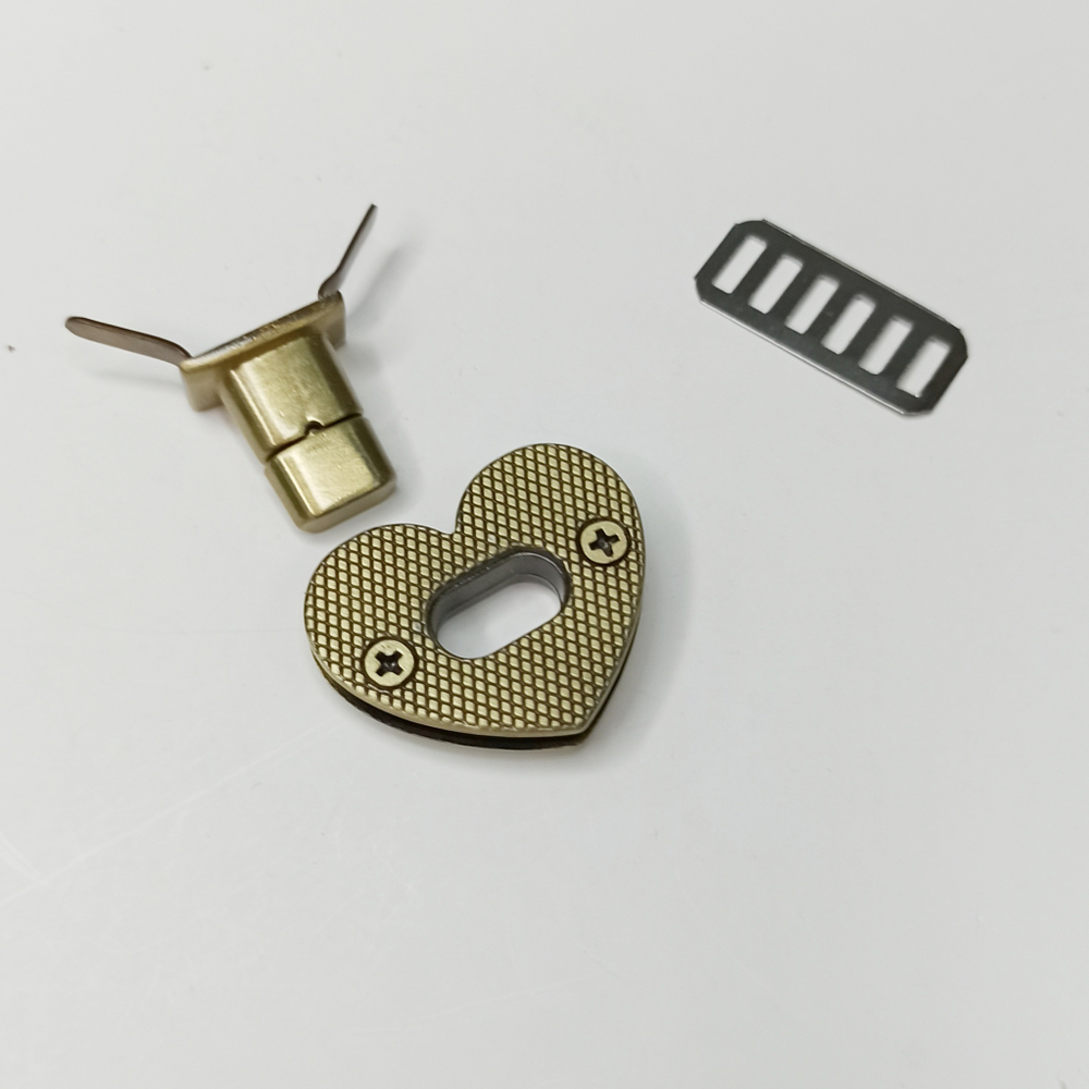 Замок вертушка на винтах 25*30 сердце Антик