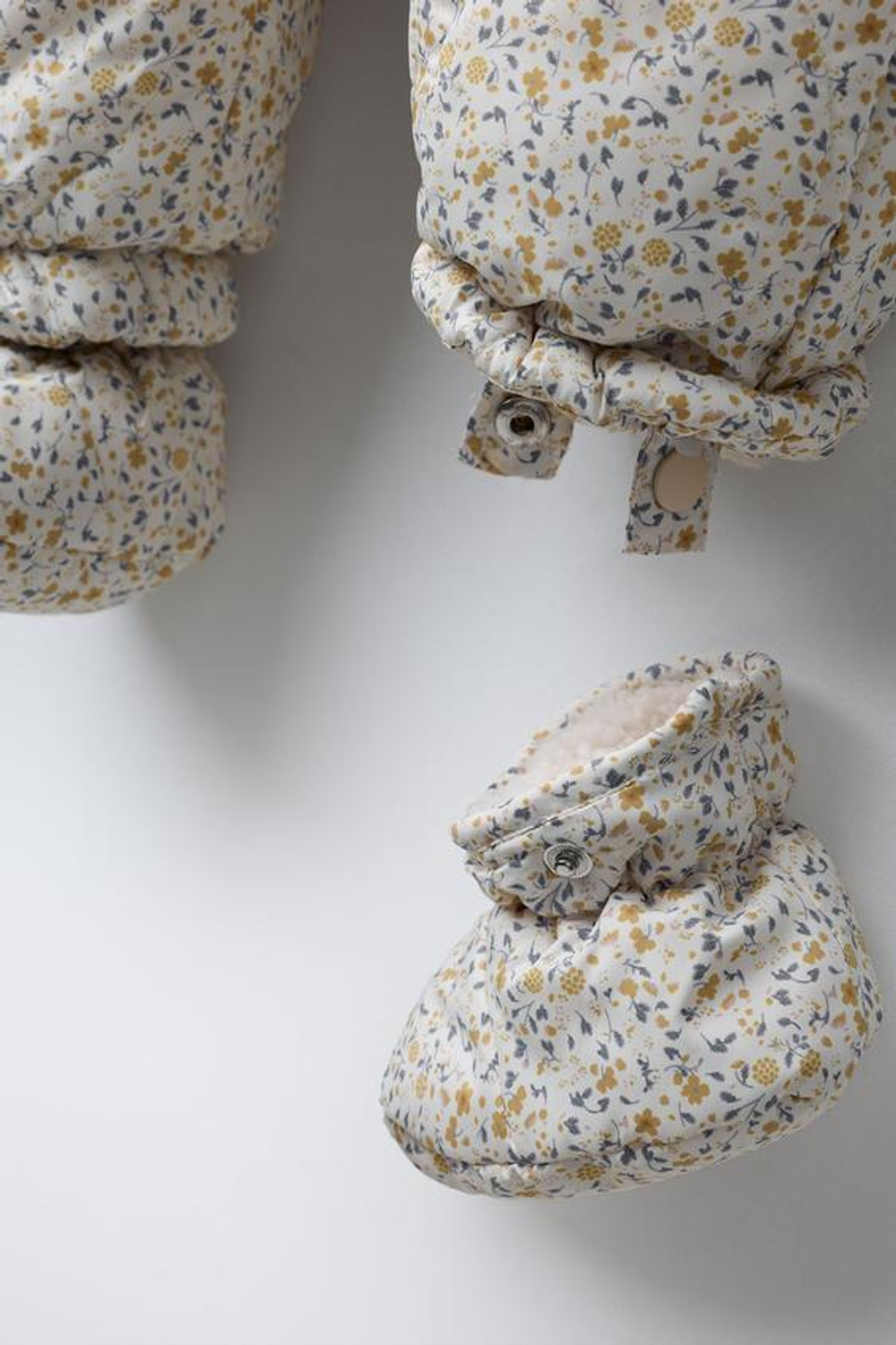 ZARA КОМБИНЕЗОН ИЗ НЕЙЛОНА В ЦВЕТОЧЕК СО СЪЕМНЫМИ ВАРЕЖКАМИ И ПИНЕТКАМИ, РАЗНОЦВЕТНЫЙ