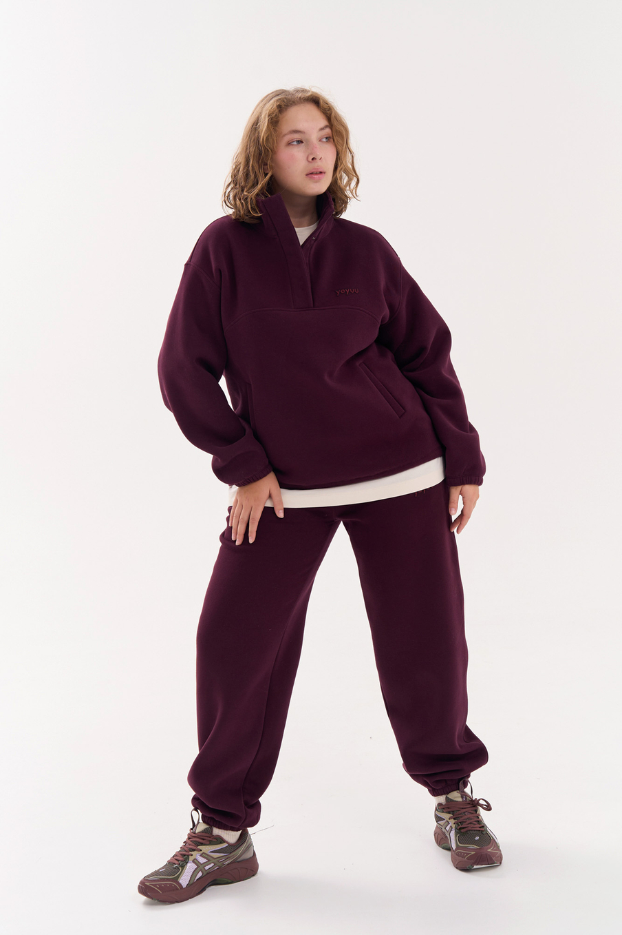 Свитшот с воротником на кнопках из футера с начесом в винном цвете