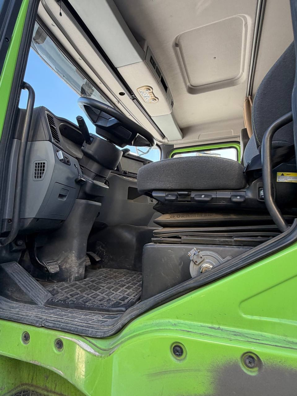 Shacman (Shaanxi) SX* 6x4 Автобетоносмеситель SX5258GJB6R384 (Дизельный, 9,7 л, 329 л.с., МТ)