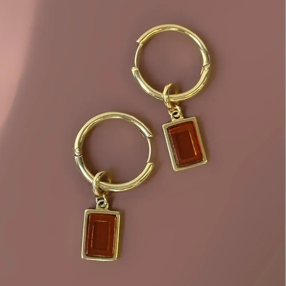 Серьги с подвесами прямоугольник с коньячным янтарем, позолота