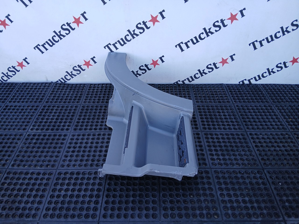 Корпус (дефект) подножек левый 2017г.