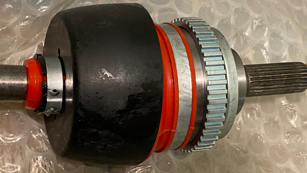 Привод правый усиленный (24 шлица) Лада 4х4/ Нива Шевроле/Тревел (1,7 л) в сборе с крышкой подшипника