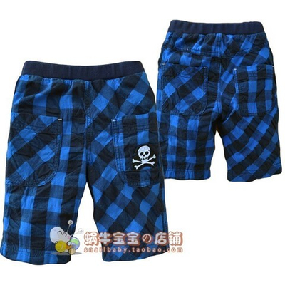 Шорты в клетку с аппликацией "Веселого Роджера" на кармане