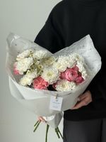 Букет сборный из хризантемы, ромашки, кустовой пионовидной розы и диантусов