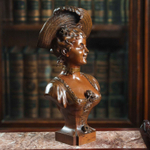 Бюст девушки в шляпке