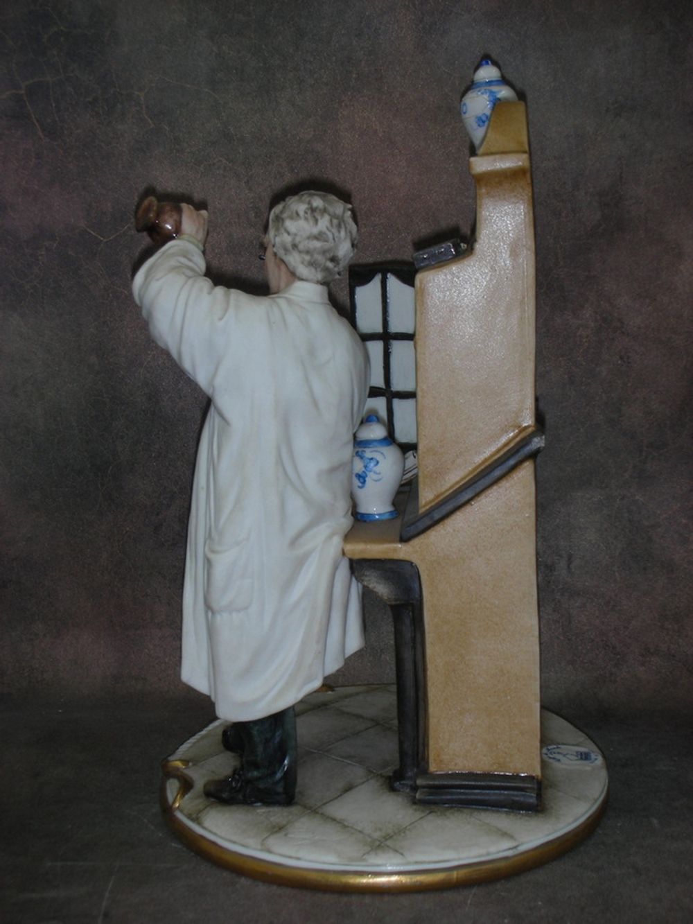 Статуэтка. Фарфор. Фармацевт. Capodimonte. Италия