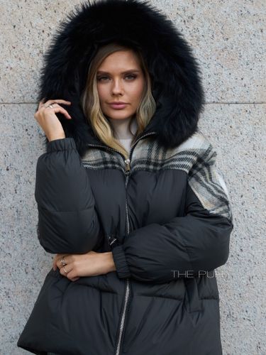 Черно-серый комбинированный пуховик с мехом енота