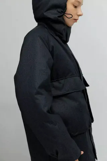 Мужская зимняя куртка с накладными карманами темно-серого цвета меланж