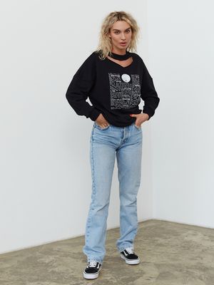 Свитшот "Мицар" с вырезом на груди и надписями в столбик, черный