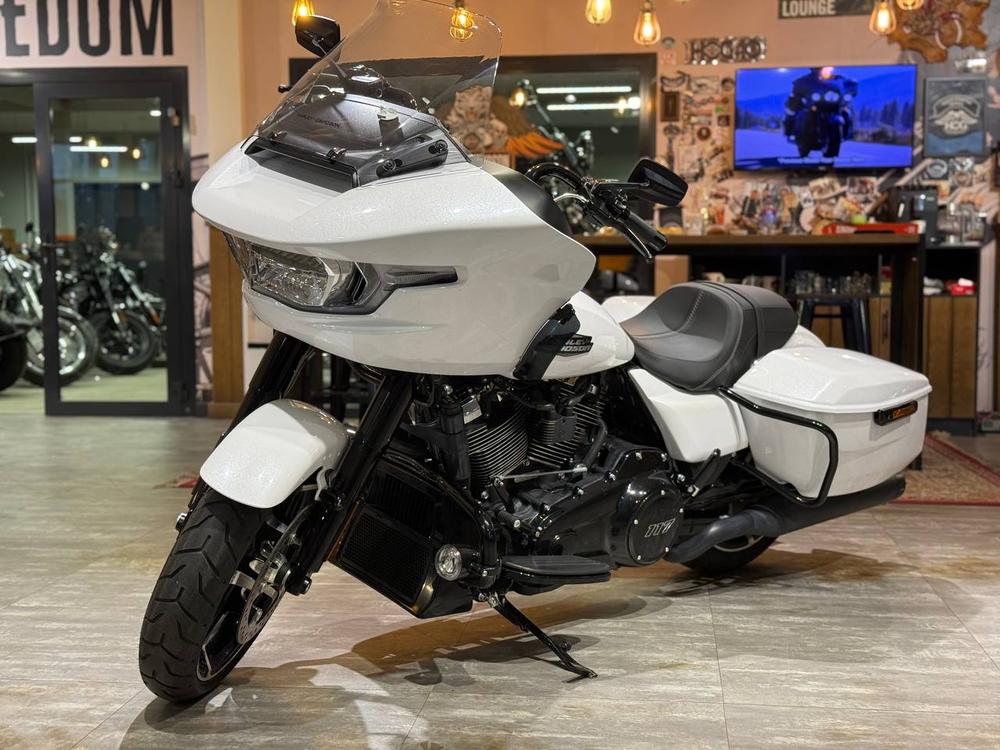 Harley-Davidson Road Glide 117, WHITE ONYX PRL/BLK, 2024