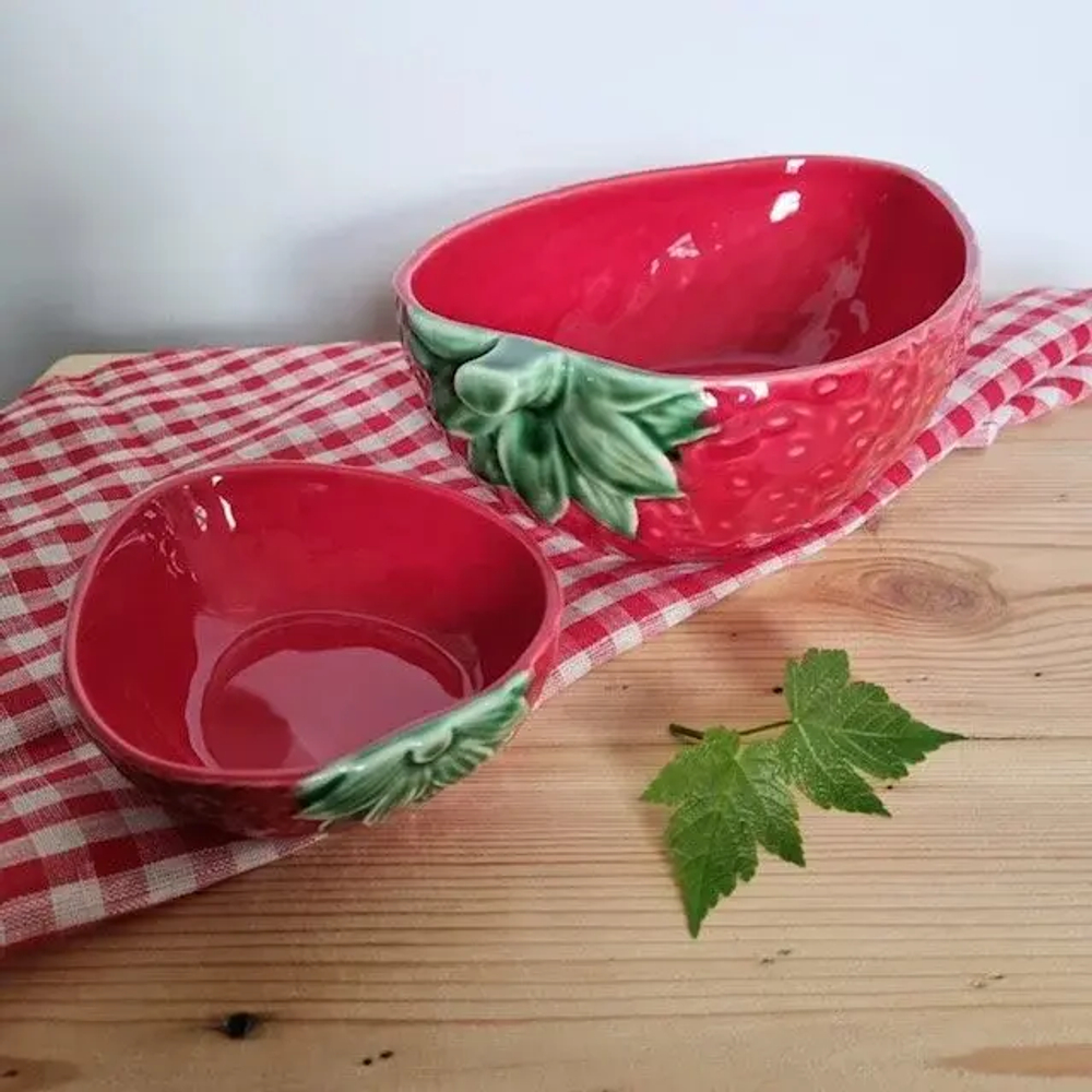 Салатник овальный Strawberries (24 см)