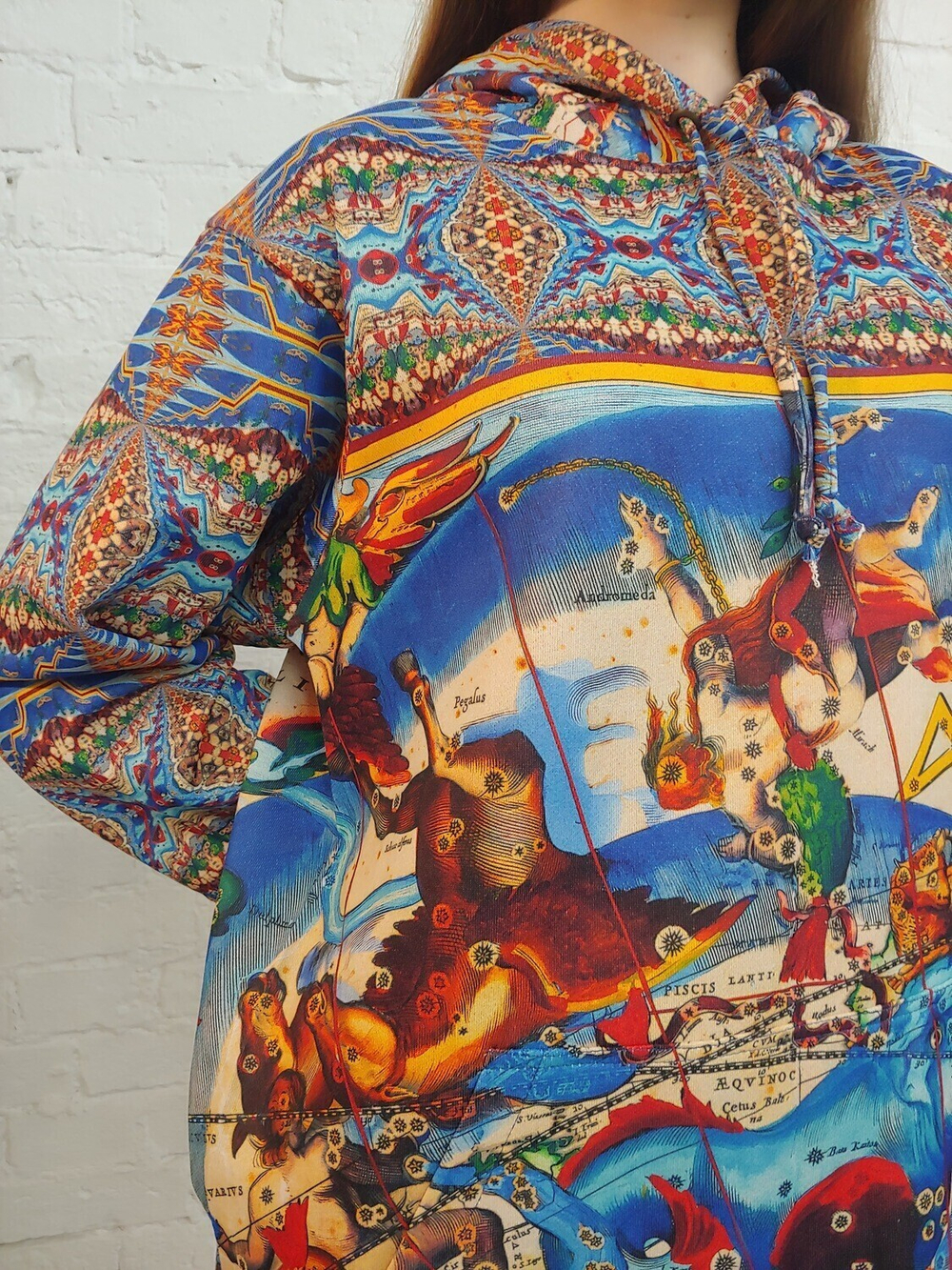 Платье с капюшоном "Яркие созвездия", по мотивам иллюстраций из Небесного атласа Андреаса Целлариуса «Гармония Макрокосмоса»