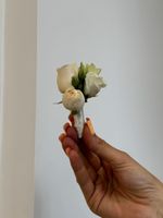 Свадебный букет из одноголовых роз, пионов, диантусов и лизиантуса