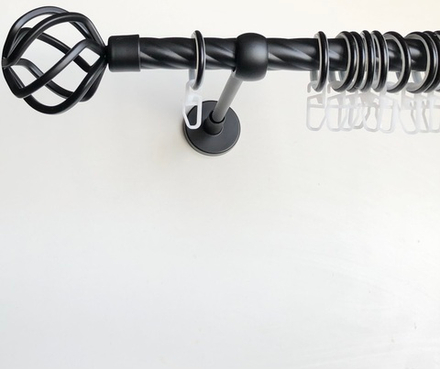 Карниз кованый витой для штор Глобо d20 однорядный, цвет черный матовый