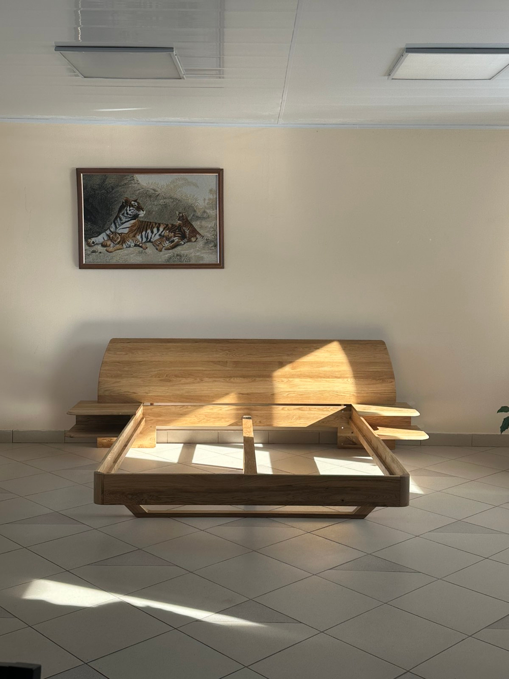 Кровать из массива дуба со встроенными полками Amandi