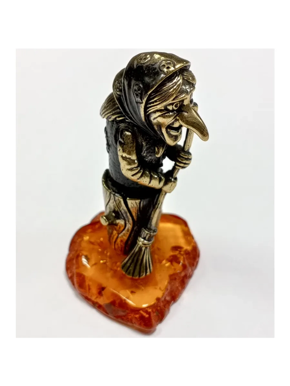 Бронзовая статуэтка на янтаре